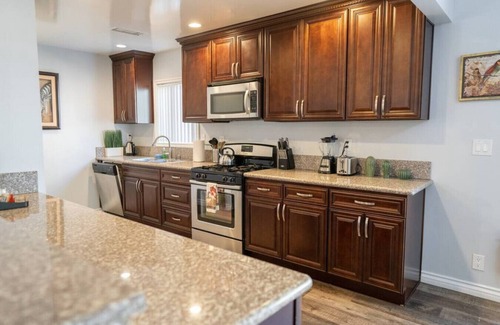 Van Nuys House | POOL!: 4BR HOME w/*SWIMMING POOL* and LARGE FENCED PATIO/YARD (p17)