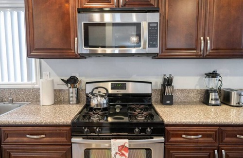 Van Nuys House | POOL!: 4BR HOME w/*SWIMMING POOL* and LARGE FENCED PATIO/YARD (p17)