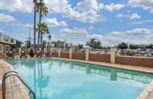 Roseville - Fleet Ridge House | Pool View 2 Queen Beds, Deluxe Room 2