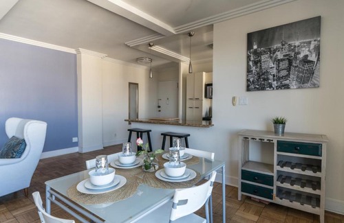 La Brea Apartment | Popular 2 bedroom condo near the Grove