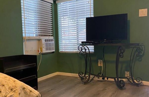 Burbank Resort | Private room ∙ 1 guest