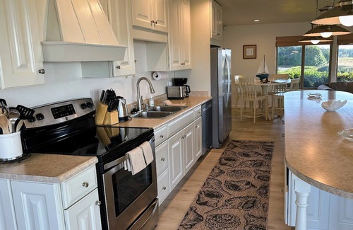 Fort Bragg House | Private Waterfront Home with Private Hot Tub and Central Heat - Walk to Ocean