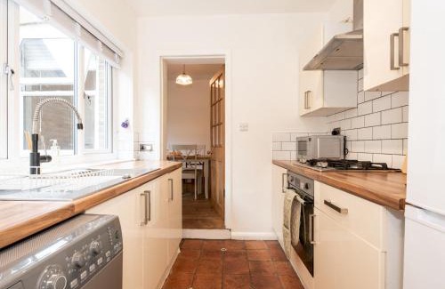 Fulwell and Hampton Hill House | Quaint Victorian Cottage great transport to London Pass The Keys