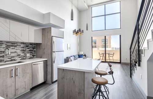 Mid-Wilshire Apartment | Rad Mid-Wilshire 1BR Loft w/ Gym, W/D, Pool, near Shops, by Blueground