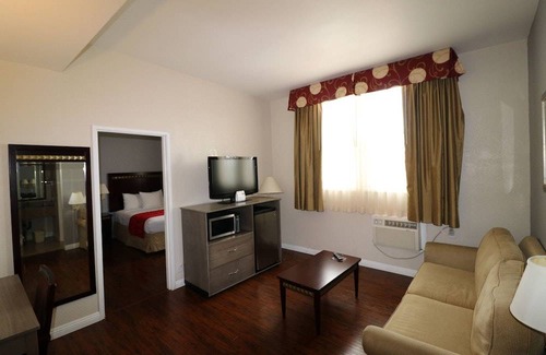 Roseville - Fleet Ridge Hotel | Ramada by Wyndham San Diego Airport 2 Queen Beds and 1 Sofa Bed, One-Bedroom, Suite, Non-Smoking