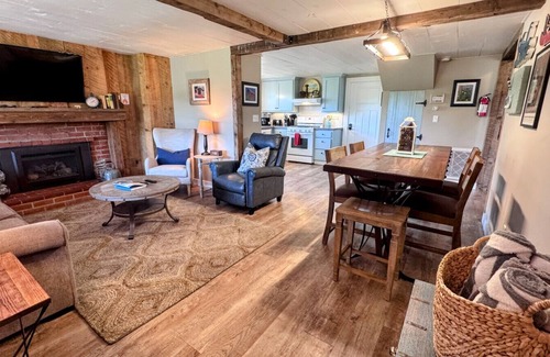 Mariposa Cabin | Rare 12-Guest Cabins w/Hot Tubs, Fire Pits & Pets