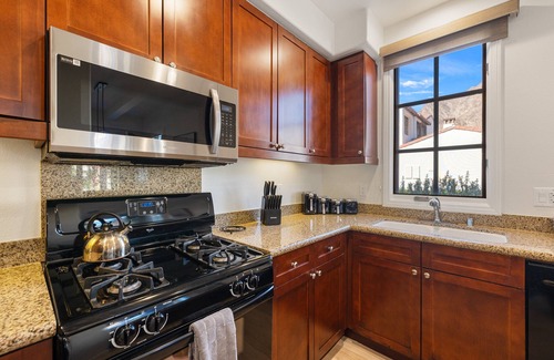 La Quinta Condo | Remodeled! Luxurious Villa near Clubhouse -Pet Friendly! - Ground Floor (C44)