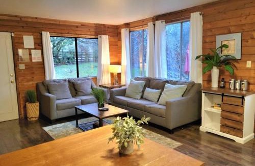 Three Rivers House | River Retreat Cabin in Three Rivers - near SNP