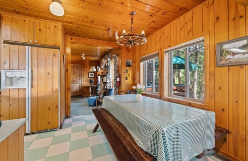 Strawberry House | Rivers Resort Cabin #5