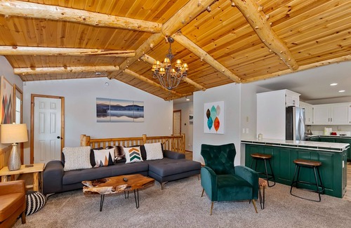 Upper Moonridge Cabin | Rocky Top Retreat by Destination Big Bear : Big Hot Tub! Less than 1 Mile to Bear Mountain! Pool Table! BBQ! Huge Kitchen! Pet Friendly! Large TV!