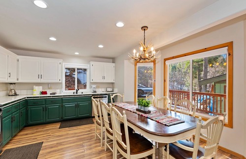 Upper Moonridge Cabin | Rocky Top Retreat by Destination Big Bear : Big Hot Tub! Less than 1 Mile to Bear Mountain! Pool Table! BBQ! Huge Kitchen! Pet Friendly! Large TV!