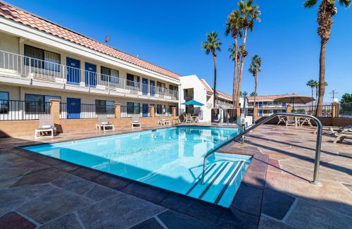 Thousand Palms Hotel | Rodeway Inn & Suites Thousand Palms - Rancho Mirage