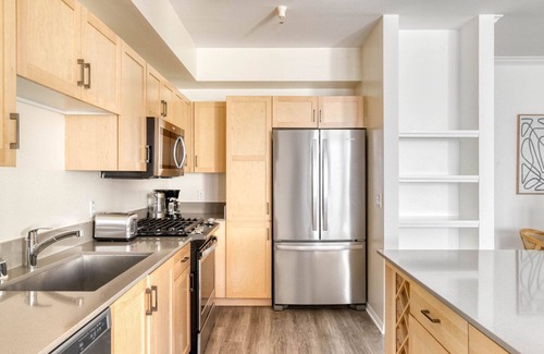 Hollywood Apartment | Roomy Hollywood 2BR w/Gym, Pool, nr. Chinese Theater, by Blueground