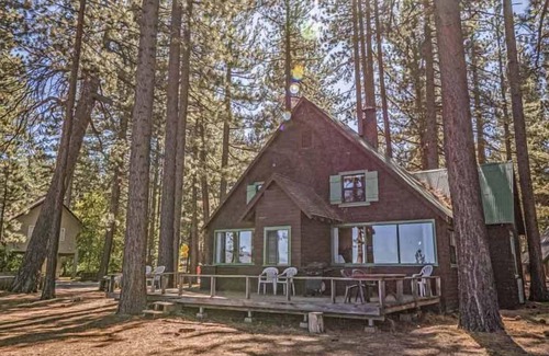 Al Tahoe House | Rustic 6 Bedroom Cabin - Lakefront, Central in Tow
