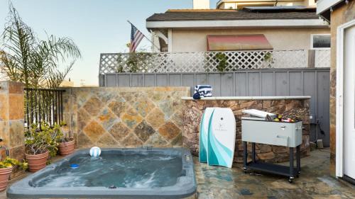 Balboa Peninsula House | Sand Castle by AvantStay Beach House on Balboa Peninsula w Patio Hot Tub