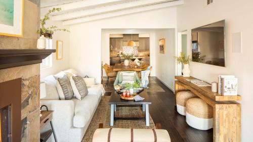 Balboa Peninsula House | Sand Castle by AvantStay Beach House on Balboa Peninsula w Patio Hot Tub