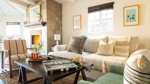 Balboa Peninsula House | Sand Castle by AvantStay Beach House on Balboa Peninsula w Patio Hot Tub