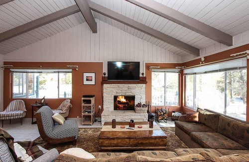 Upper Moonridge House | Sandoval Slopes by Destination Big Bear : Near Bear Mountain! Pool Table! DirecTV! BBQ! Fireplace! Lots of Space!