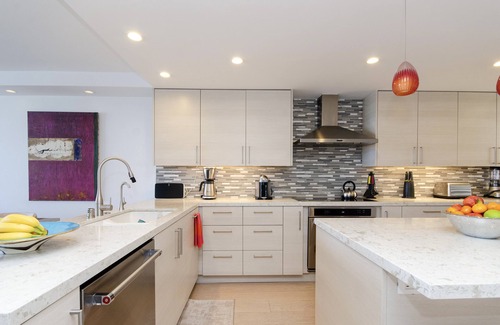 Marina del Rey Condo | Santa Monica Adjacent. Spectacular Executive 2 bedroom Condo. Views, Pool & Gym