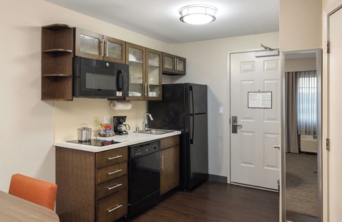 Anaheim Resort Hotel | Say Hi to Mickey! Unit with Full Kitchen Close to Disneyland, Pool!