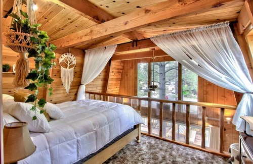 Woodlands House | Serenity Pines - outdoor entertainment galore w/floating tent & bohemian vibes!