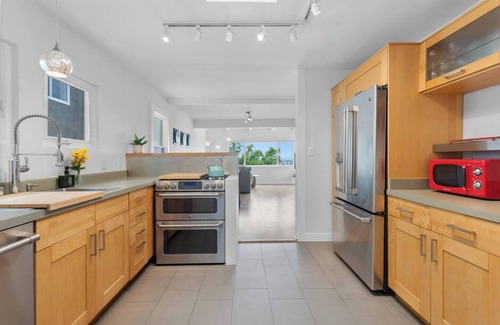 Los Feliz House | Silverlake stunner w/deck and Hollywood sign views