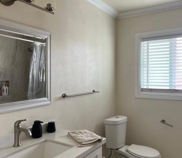 East Hemet House | Single Room w/Private Entrance - Shared Bathroom