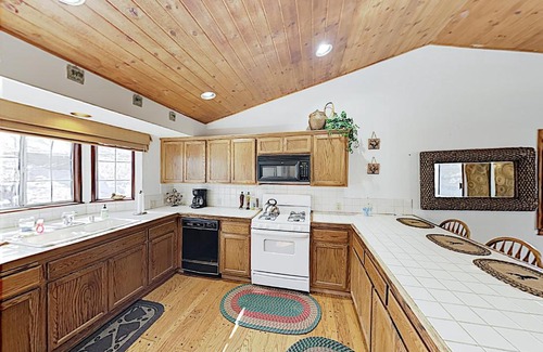 Upper Moonridge Cabin | Siskiyou Oasis