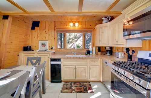 Summit Estates Cabin | *Ski/Bike Park Retreat*Switzerland Ski Chalet*Foosball*