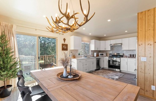 Twin Peaks Cabin | Sky Ridge Cabin · Culdesac w/Level Entry Access & Entertainment