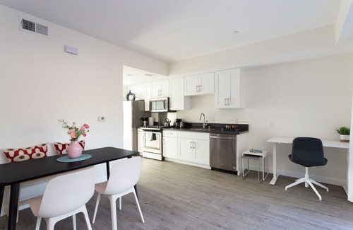 Pasadena Apartment | Sleek and Central Studio in Old Town Pasadena