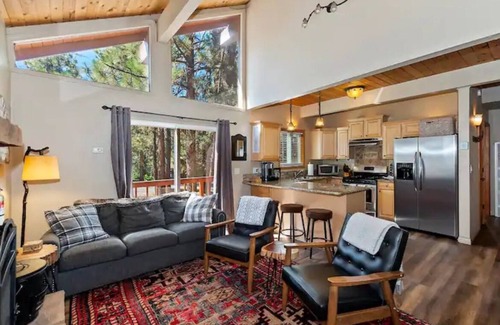Moonridge Cabin | So Woodsy Cabin, spa, near slopes, EV charger