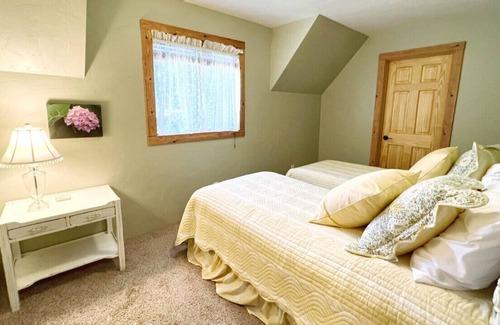 Crestline House | Solitude|Refresh|Connect|Unwind