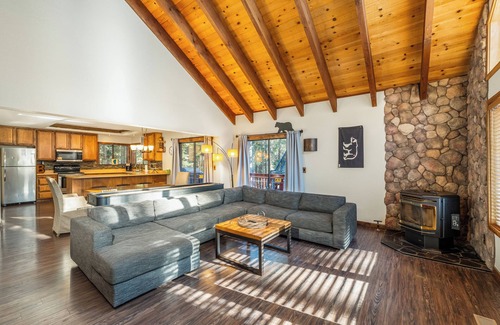 Kingswood Estates House | Solitude Retreat in Tahoe Vista - Dog friendly - Near Kings Beach