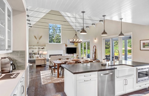 Sonoma House | Sonoma Farmhouse with pool & hot tub