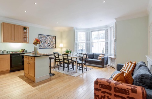 Abingdon Apartment | Spacious 3 bed Kensington apartment with Patio
