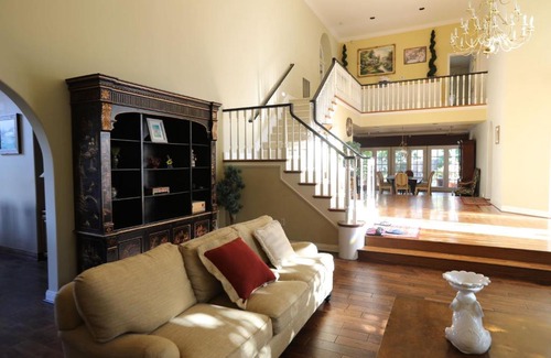 East Pasadena Villa | Spacious 4b3.5b House w/Swimming Pool in Pasadena