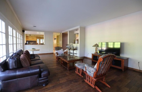 East Pasadena Villa | Spacious 4b3.5b House w/Swimming Pool in Pasadena