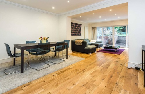 Camden Apartment | Spacious and Bright 3BD Home in Belsize Park