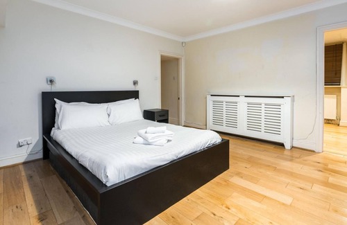 Camden Apartment | Spacious and Bright 3BD Home in Belsize Park