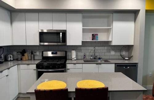 Hollywood Apartment | Spacious and Modern 3 bedroom 2 bath unit