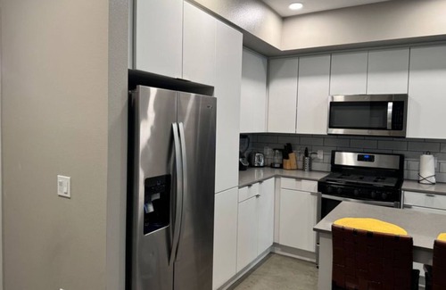Hollywood Apartment | Spacious and Modern 3 bedroom 2 bath unit