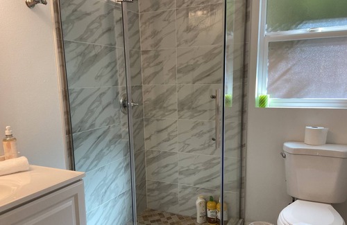 Edgewood Park House | Spacious Bright Renovated 2 Bedroom 2 Bath Central