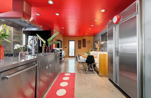 Hollywood Hills House | Spacious, cosy 4-bedroom house w/stunning views in LA- WiFi, pool, 6 TV's