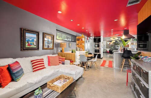Hollywood Hills House | Spacious, cosy 4-bedroom house w/stunning views in LA- WiFi, pool, 6 TV's