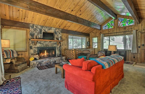 Crestline Cabin | Spacious Family Cabin < 1 Mi to Lake Gregory!