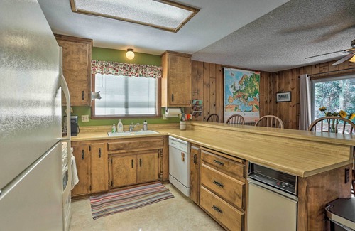Crestline Cabin | Spacious Family Cabin < 1 Mi to Lake Gregory!