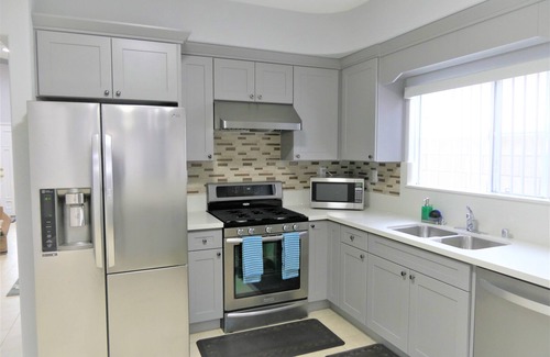 Southwest Anaheim House | Spacious Home* 7 minutes to Disneyland