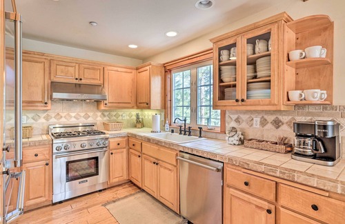 Lake Arrowhead House | Spacious Lake Arrowhead Home w/Putting Green