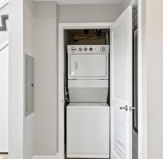 Los Angeles Apartment | Spacious Loft- Hollywood Free Pool, Parking, Gym